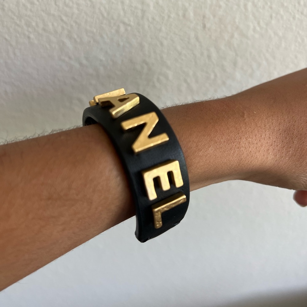 authentic Chanel leather strap bracelet - Picture 9 of 10